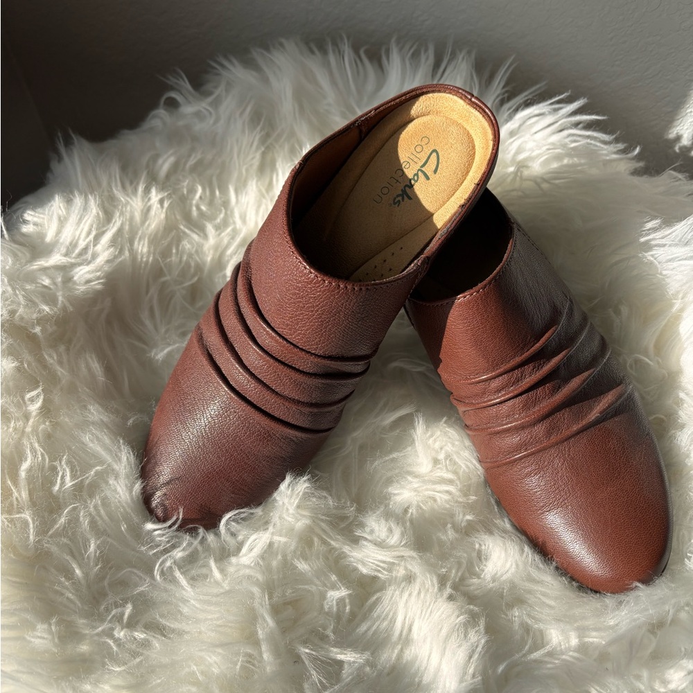 Clarks Women's Rich Brown Leather Mules